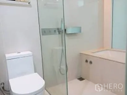 公寓 出租在Watthana, Bangkok - 现代浴室，玻璃干湿分离淋浴与独立浴缸。