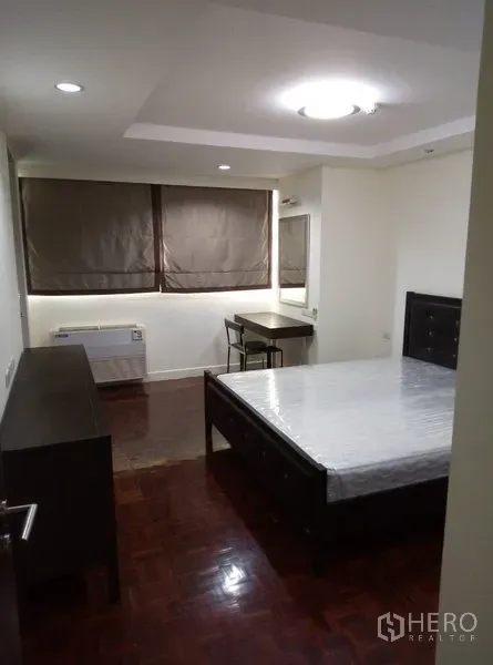 คอนโด ให้เช่าในWatthana, Bangkok - ห้องนอนสว่างพร้อมโต๊ะทำงาน ม่านทึบแสง และพื้นปาร์เกต์