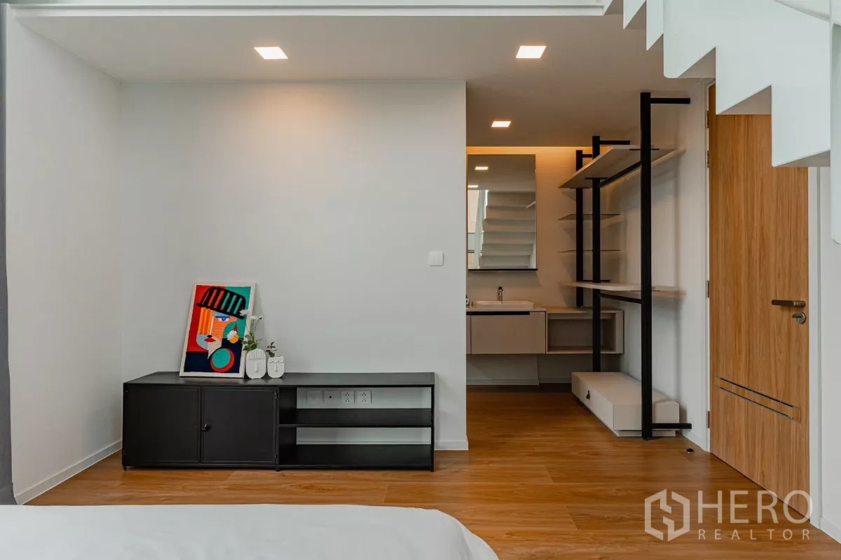 บ้าน ให้เช่าในSaphan Sung, Bangkok - ห้องสไตล์ดูเพล็กซ์ชั้นลอย พร้อมชั้นวางและโถงอ่างล้างหน้า