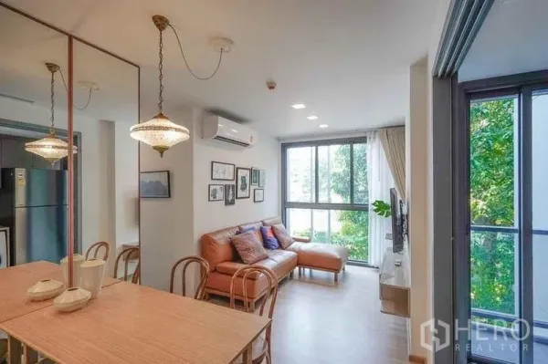 คอนโด ให้เช่าในWatthana, Bangkok - ภาพรวมโซนทานอาหารและนั่งเล่น มองเห็นวิวต้นไม้จากหน้าต่างกว้าง