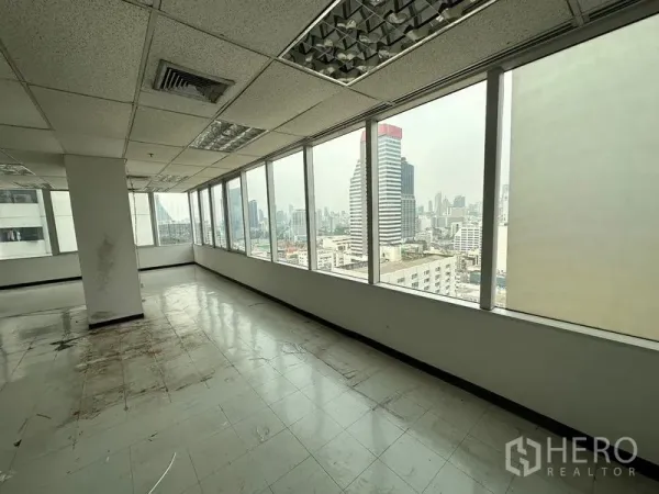 สำนักงาน ให้เช่าในChatuchak, Bangkok - ผนังมุมห้องติดหน้าต่างยาว รับแสงธรรมชาติ มองเห็นวิวเมืองกรุงเทพฯ