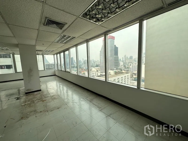 สำนักงาน ให้เช่าในChatuchak, Bangkok - ผนังมุมห้องติดหน้าต่างยาว รับแสงธรรมชาติ มองเห็นวิวเมืองกรุงเทพฯ