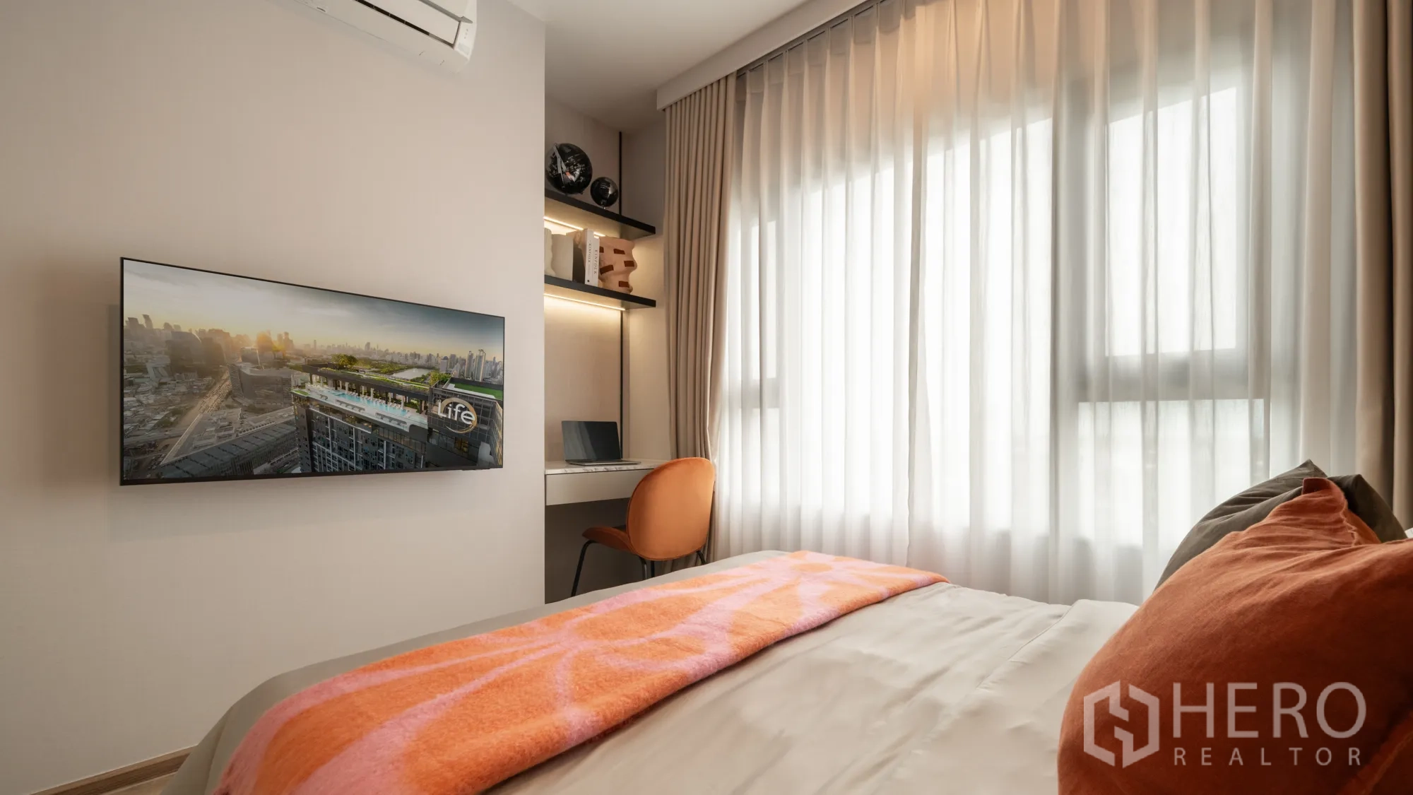 公寓 for sale in Khlong Toei, Bangkok - 第二卧室另一角度，墙挂电视、内置书桌与纱帘。