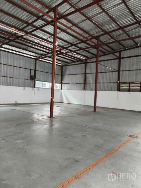 คลังสินค้า ให้เช่าในBang Kapi, Bangkok - โถงโกดังเพดานสูง เสาเหล็กสีแดงและระบบไฟสว่าง