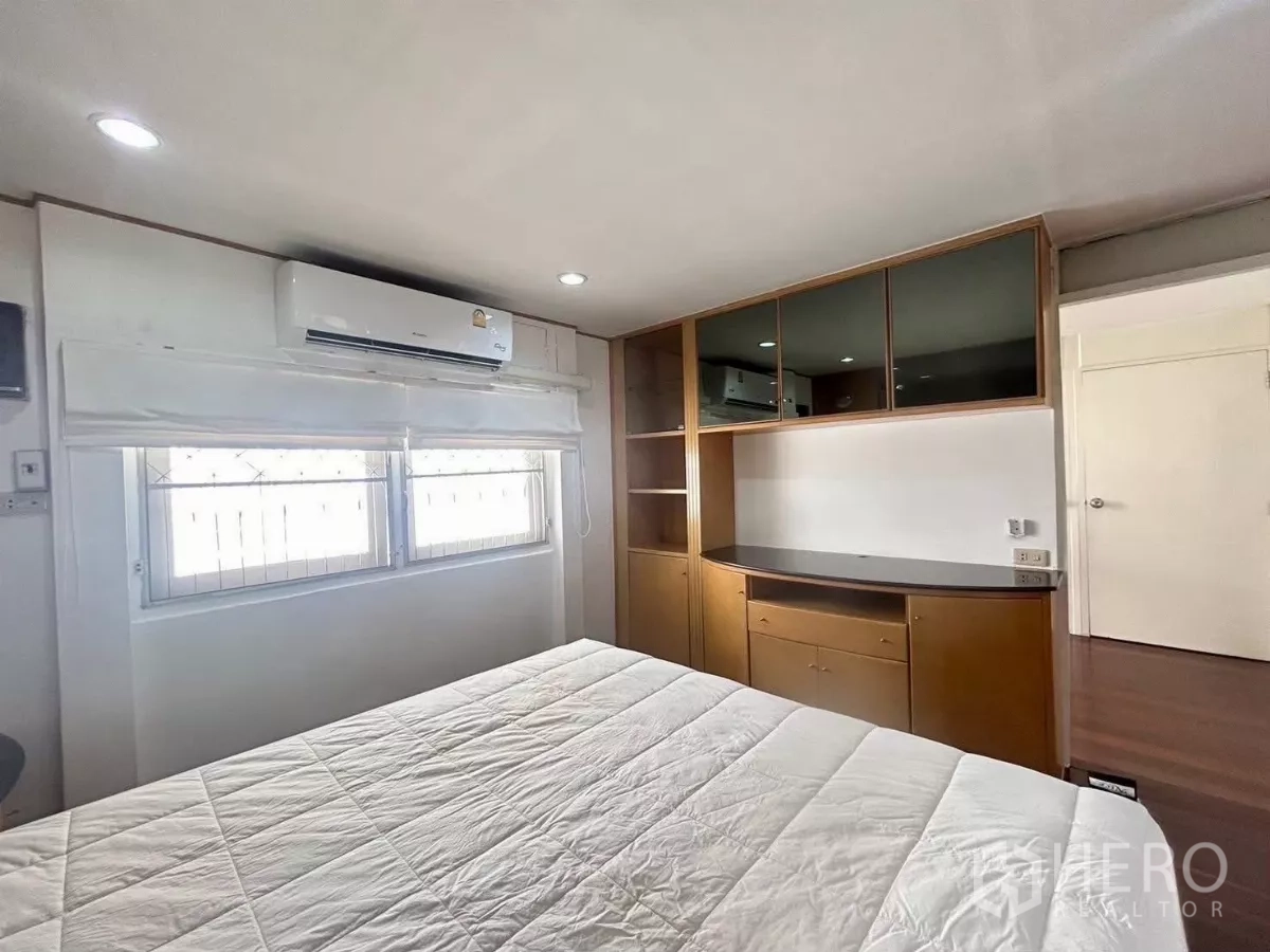 Detached House for rent in Suan Luang, Bangkok - Bedroom with wall cabinets and multiple windows.