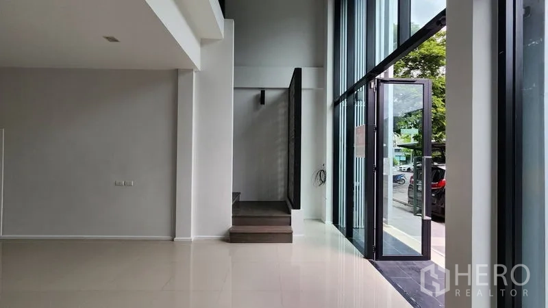 สำนักงานที่บ้าน ให้เช่า - พื้นที่ทางเข้า หน้าร้านกระจกสูงติดถนน ข้างบันไดขึ้นชั้นบน