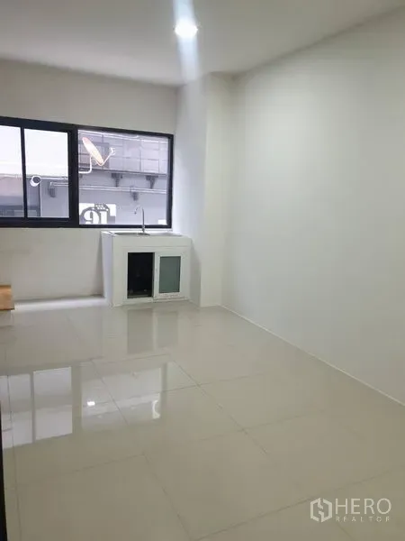 สำนักงานที่บ้าน ให้เช่าในBang Rak, Bangkok - ห้องทำงานสว่าง พร้อมหน้าต่างและแพนทรีขนาดกะทัดรัดข้างชานบันได