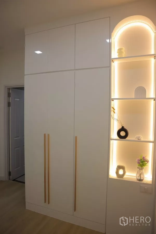 Detached House for rent in Bang Phli, Samut Prakan - Built-in wardrobe with illuminated display niche in the master suite.