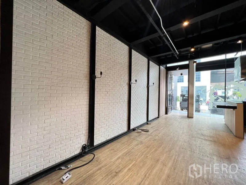 店屋 出租 - 店内白色砖纹特色墙，面向玻璃门口。