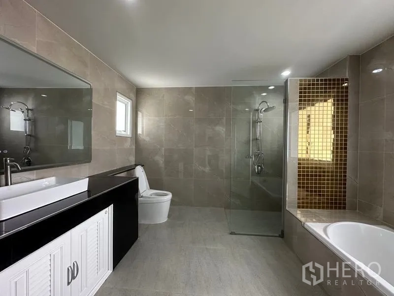 บ้าน ขายในLam Luk Ka, Pathum Thani - ห้องน้ำกว้าง มีตู้กระจกอาบน้ำ อ่างอาบน้ำ และเคาน์เตอร์ยาว