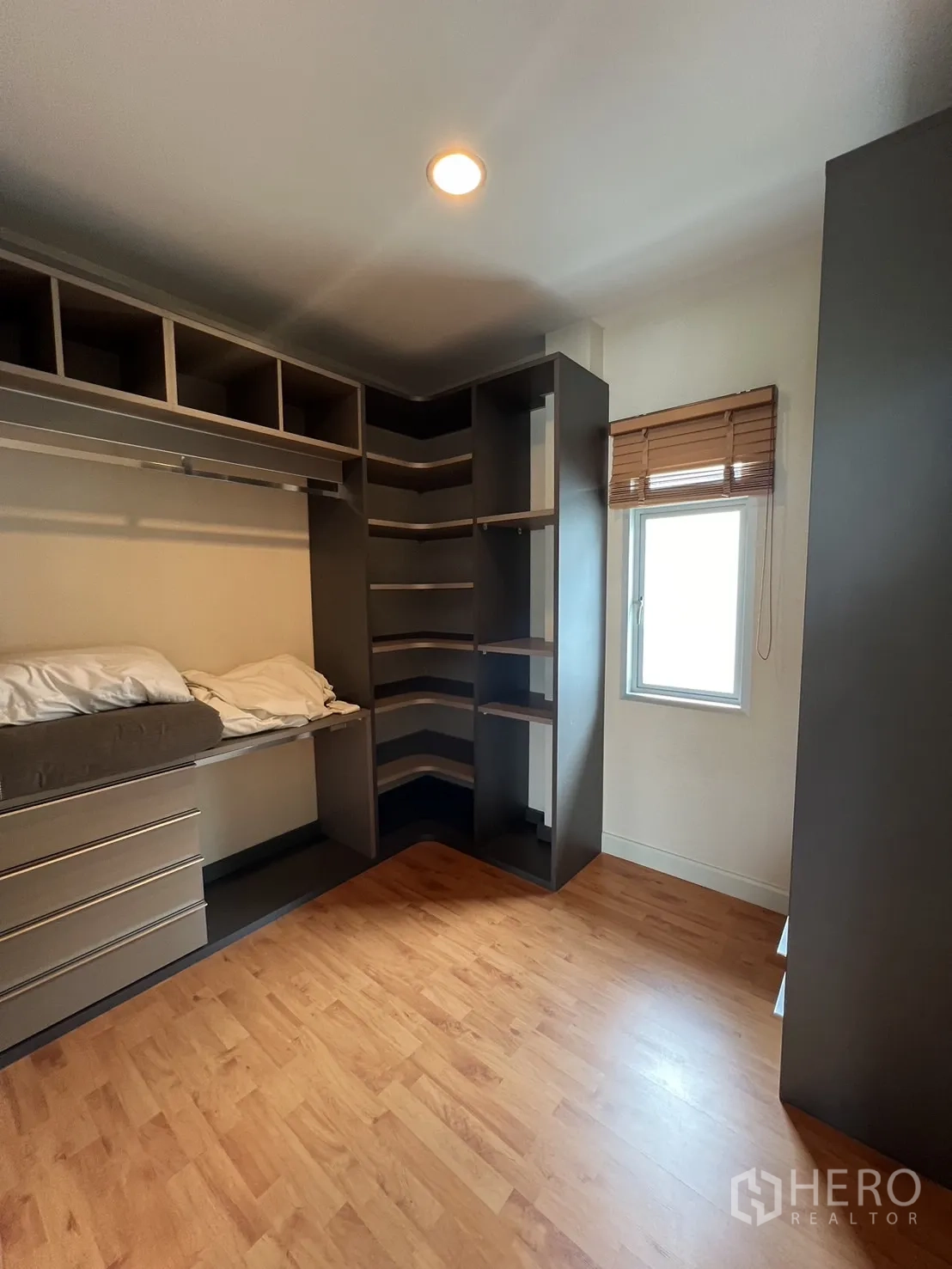 独立式住宅 出租在Saphan Sung, Bangkok - 现代卫浴，马赛克装饰条、淋浴与盥洗台