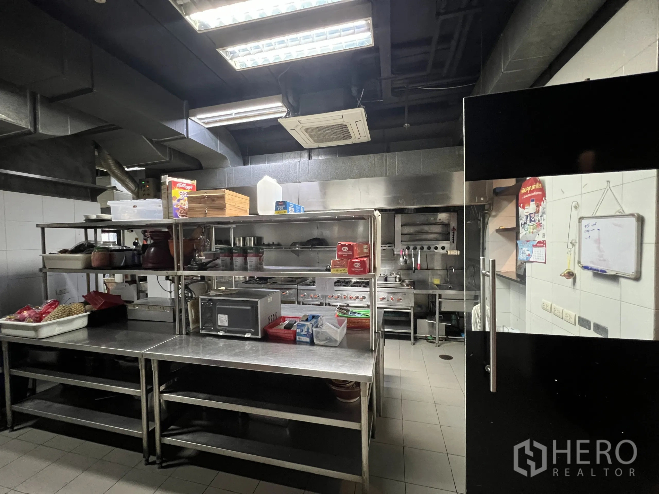 พื้นที่ขายปลีก ให้เช่าในWatthana, Bangkok - ครัวเชิงพาณิชย์ โต๊ะสแตนเลส เตาอบ เตาแก๊ส และระบบระบายอากาศ