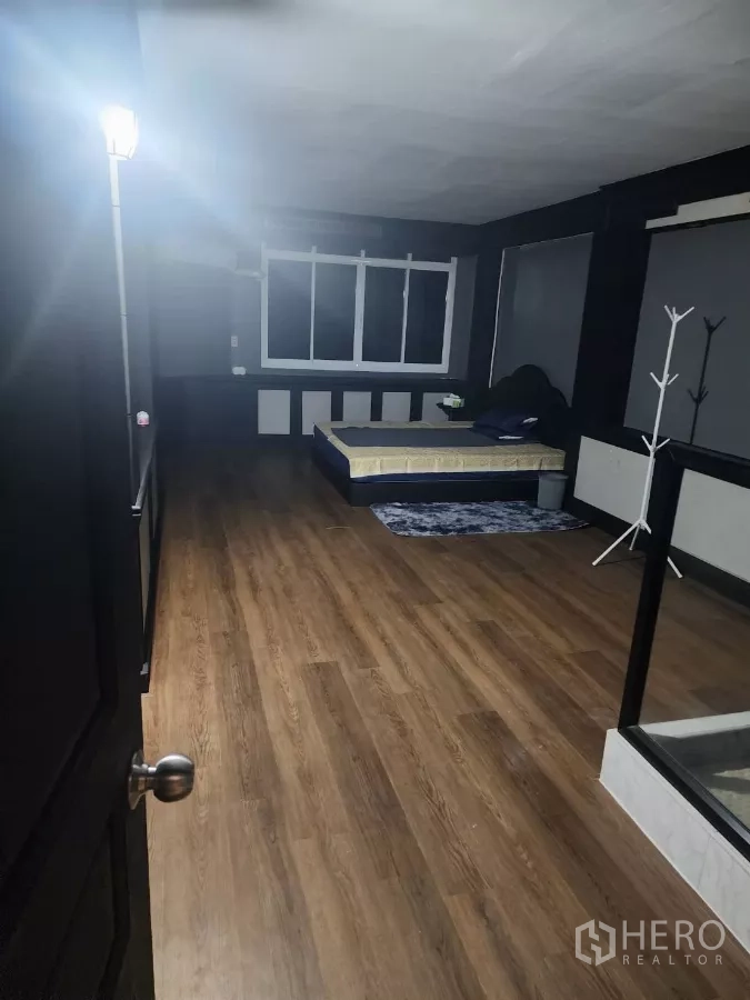 อาคารพาณิชย์ ให้เช่าในKhlong Toei, Bangkok - ห้องกว้างพื้นไม้ เตียง และแท่นยกพื้นกั้นกระจก