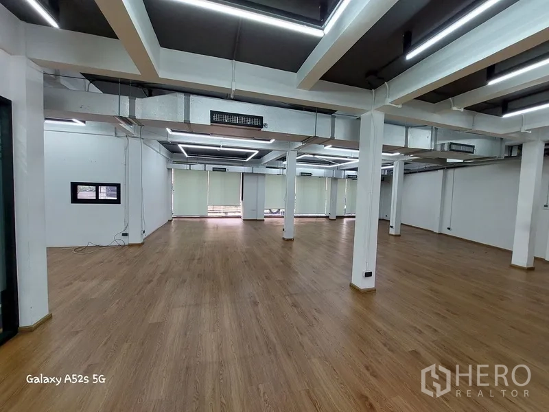 สำนักงานที่บ้าน ให้เช่าในKhlong Toei, Bangkok - พื้นทำงานกว้าง เห็นหน้าต่างพร้อมม่านม้วนและตารางไฟ LED