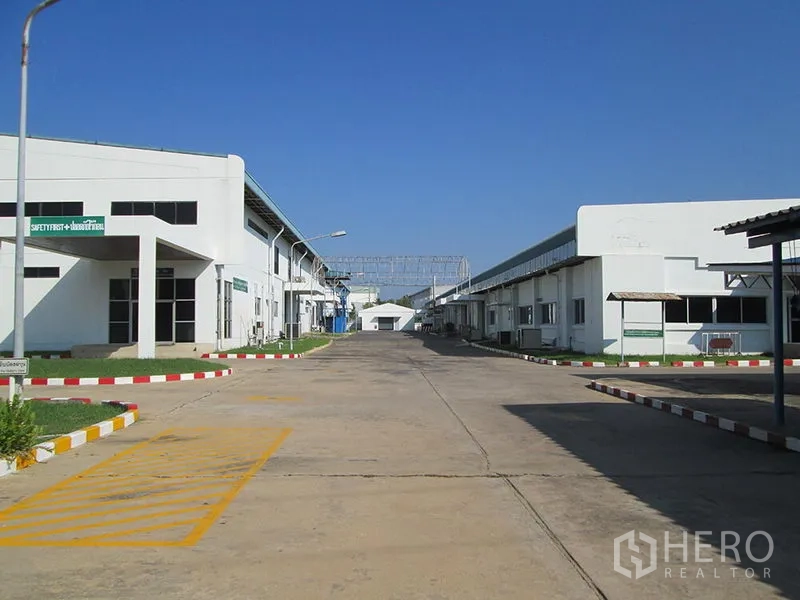 โรงงาน ให้เช่าในPathum Thani - ถนนภายในนิคมอุตสาหกรรม อาคารโรงงานสีขาวสองฝั่งทาง รถบรรทุกเข้าออกสะดวก