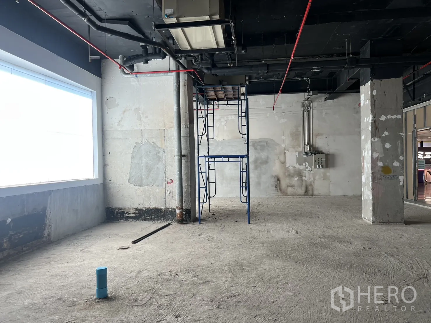 Retail Space for rent in Pathum Wan, Bangkok - Wide view of the unit with open floor and a partition wall to the corridor.