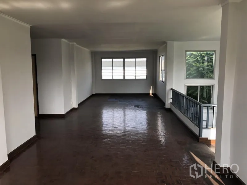 โรงงาน ให้เช่าในLam Luk Ka, Pathum Thani - พื้นที่สำนักงานชั้นบนสว่าง โปร่ง หน้าต่างบานใหญ่และพื้นเงางาม