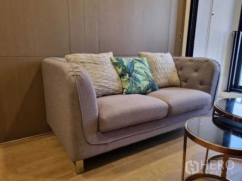 公寓 出租在Bang Rak, Bangkok - 双人沙发特写，配图案靠垫