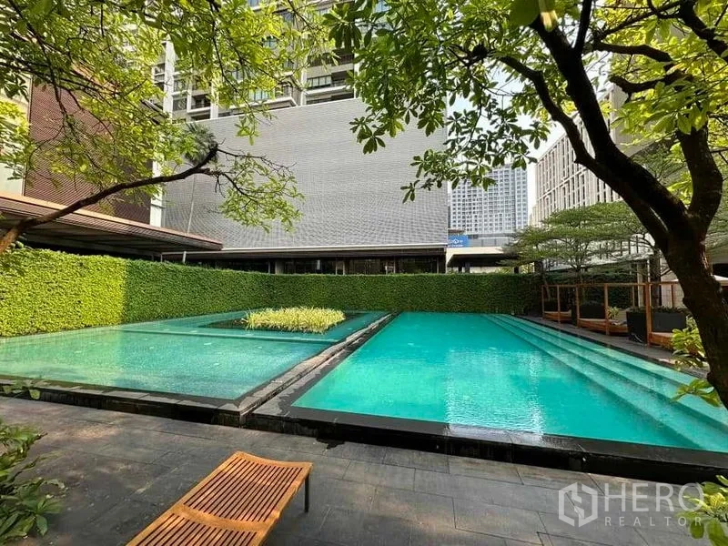 คอนโด ให้เช่าในBangkok - สระว่ายน้ำกลางแจ้ง พร้อมสวนแนวตั้งและพื้นที่นั่งเล่นของคอนโด