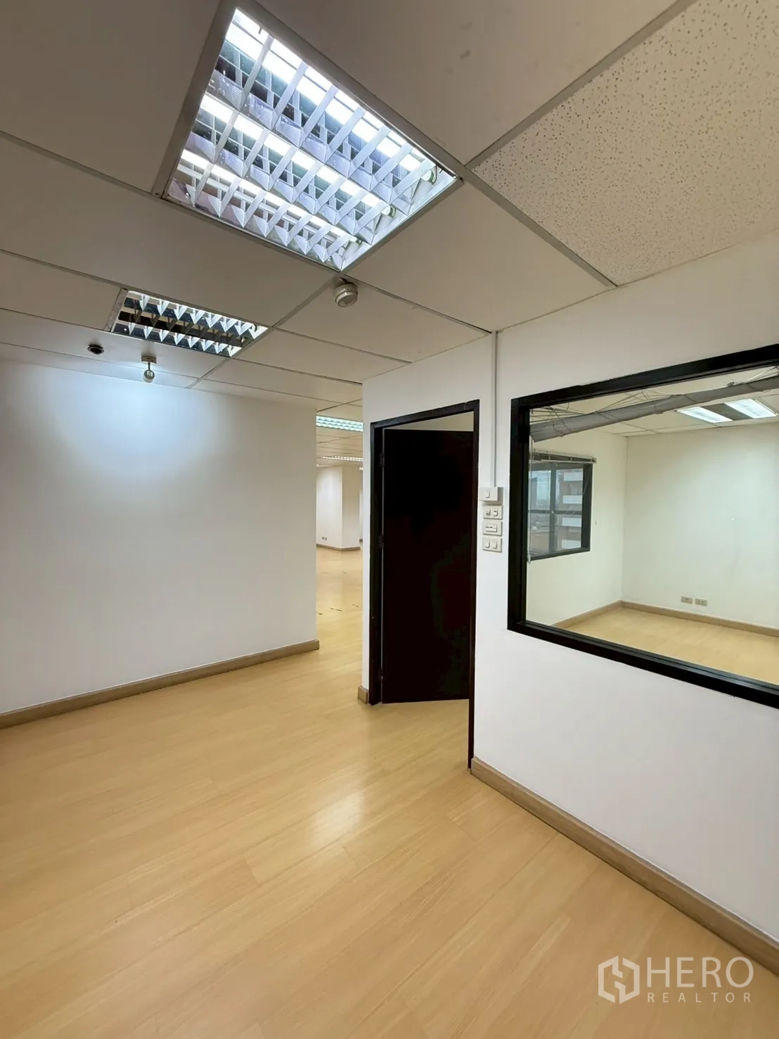 สำนักงาน ให้เช่าในWatthana, Bangkok - ห้องประชุมส่วนตัว มีช่องกระจกมองเห็นภายใน เชื่อมต่อโซนออฟฟิศหลัก