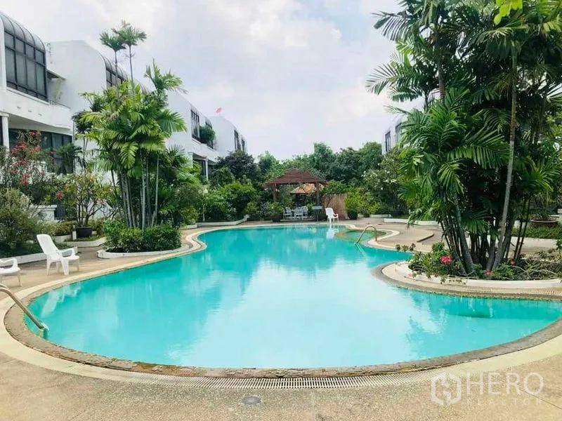 ทาวน์เฮาส์ ให้เช่าในYan Nawa, Bangkok - สระว่ายน้ำทรงอิสระสไตล์รีสอร์ต รายล้อมด้วยปาล์มและศาลาพักผ่อน