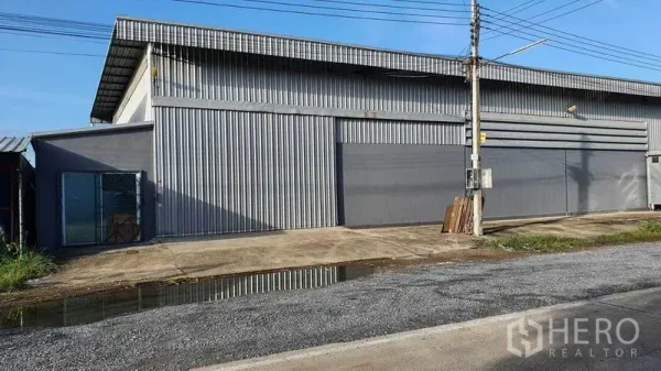 คลังสินค้า ให้เช่าในPathum Thani - ด้านหน้าโกดังผนังเมทัลชีท ประตูสไลด์กว้าง พร้อมลานคอนกรีต