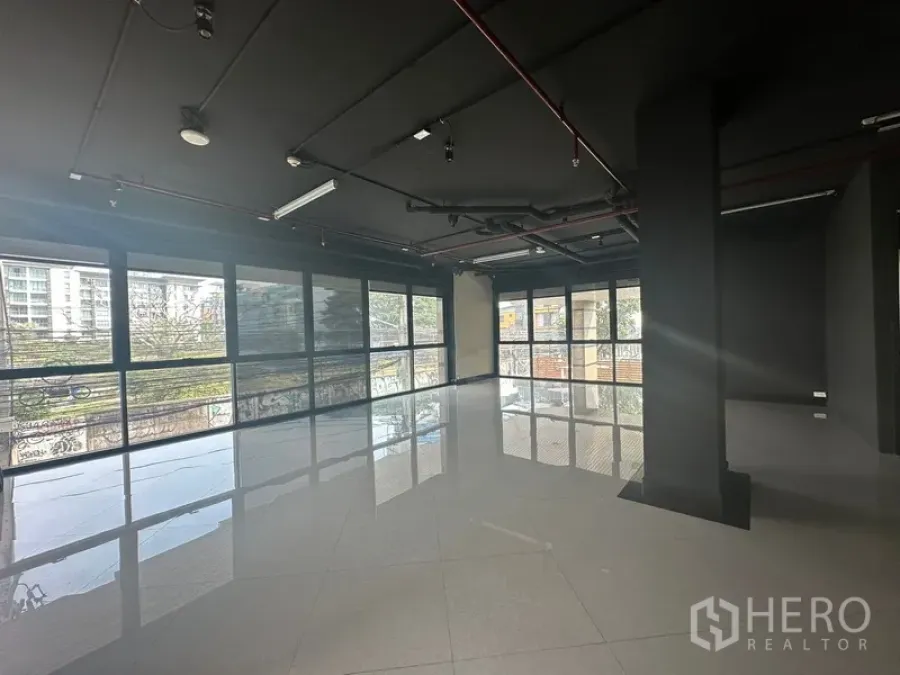 办公空间 出租在Khlong Toei, Bangkok - 转角办公区，环绕窗户引入充足采光。