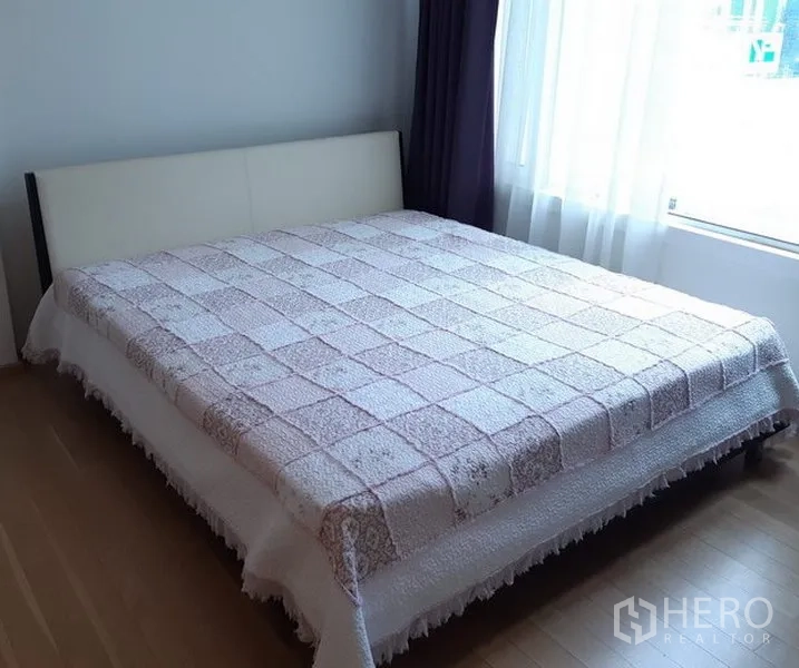 คอนโด ให้เช่าในKhlong Toei, Bangkok - ห้องนอนอบอุ่น เตียงขนาดใหญ่ พื้นไม้ และแสงธรรมชาติจากหน้าต่างบานกว้าง