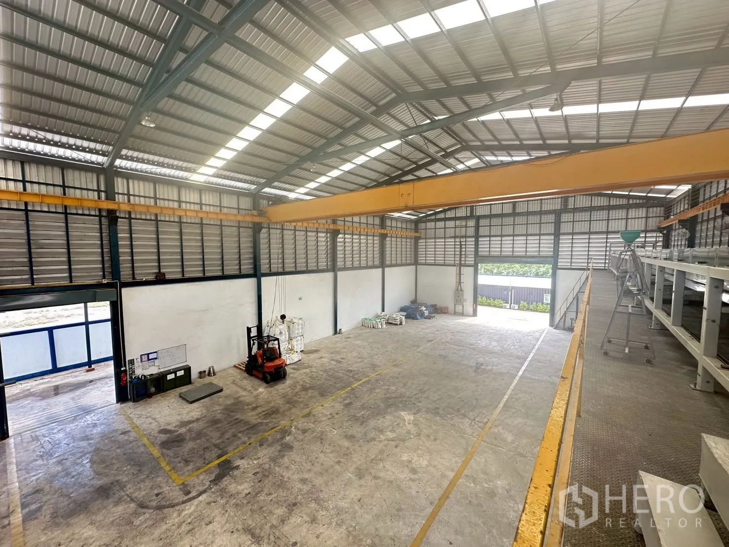 โรงงาน for rent or sale in Mueang Samut Sakhon, Samut Sakhon - มุมมองจากชั้นลอยเห็นพื้นโรงงานสูงโปร่งและคานเครน