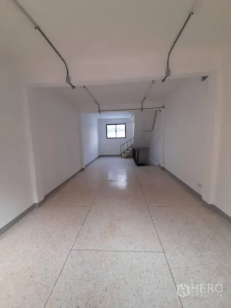 店屋 出租在Khlong Toei, Bangkok - 夹层平台带金属栏杆，可俯瞰一层