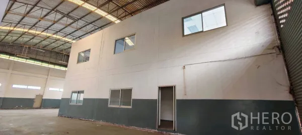 โรงงาน ให้เช่าในKhlong Luang, Pathum Thani - ภายในโกดังโล่ง หลังคาโครงเหล็กสูง พร้อมกล่องสำนักงาน 2 ชั้น