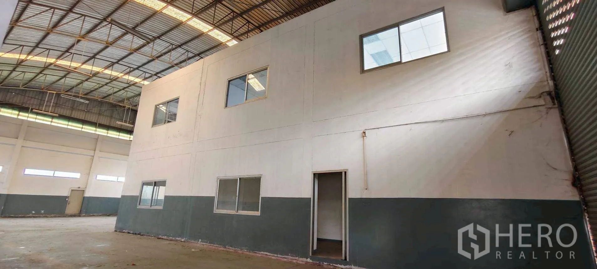 โรงงาน ให้เช่าในKhlong Luang, Pathum Thani - ภายในโกดังโล่ง หลังคาโครงเหล็กสูง พร้อมกล่องสำนักงาน 2 ชั้น