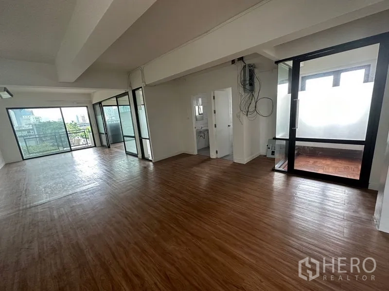 办公空间 出租在Sathon, Bangkok - 开放式办公室带套内卫生间、弱电机柜及通向阳台的玻璃隔间。