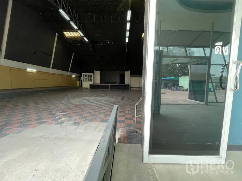 คลังสินค้า ให้เช่าในSam Phran, Nakhon Pathom - มุมมองจากประตูกระจกสู่ฮอลล์เก็บของพื้นกระเบื้องลายตาราง