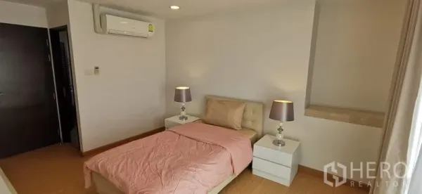 อพาร์ทเมนท์ ให้เช่าในKhlong Toei, Bangkok - ห้องนอนรองเตียงเดี่ยว พร้อมโต๊ะข้างเตียงและเครื่องปรับอากาศ