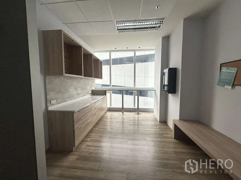 สำนักงาน ให้เช่า - แพนทรีสำนักงาน ตู้ลายไม้และเคาน์เตอร์ริมหน้าต่าง
