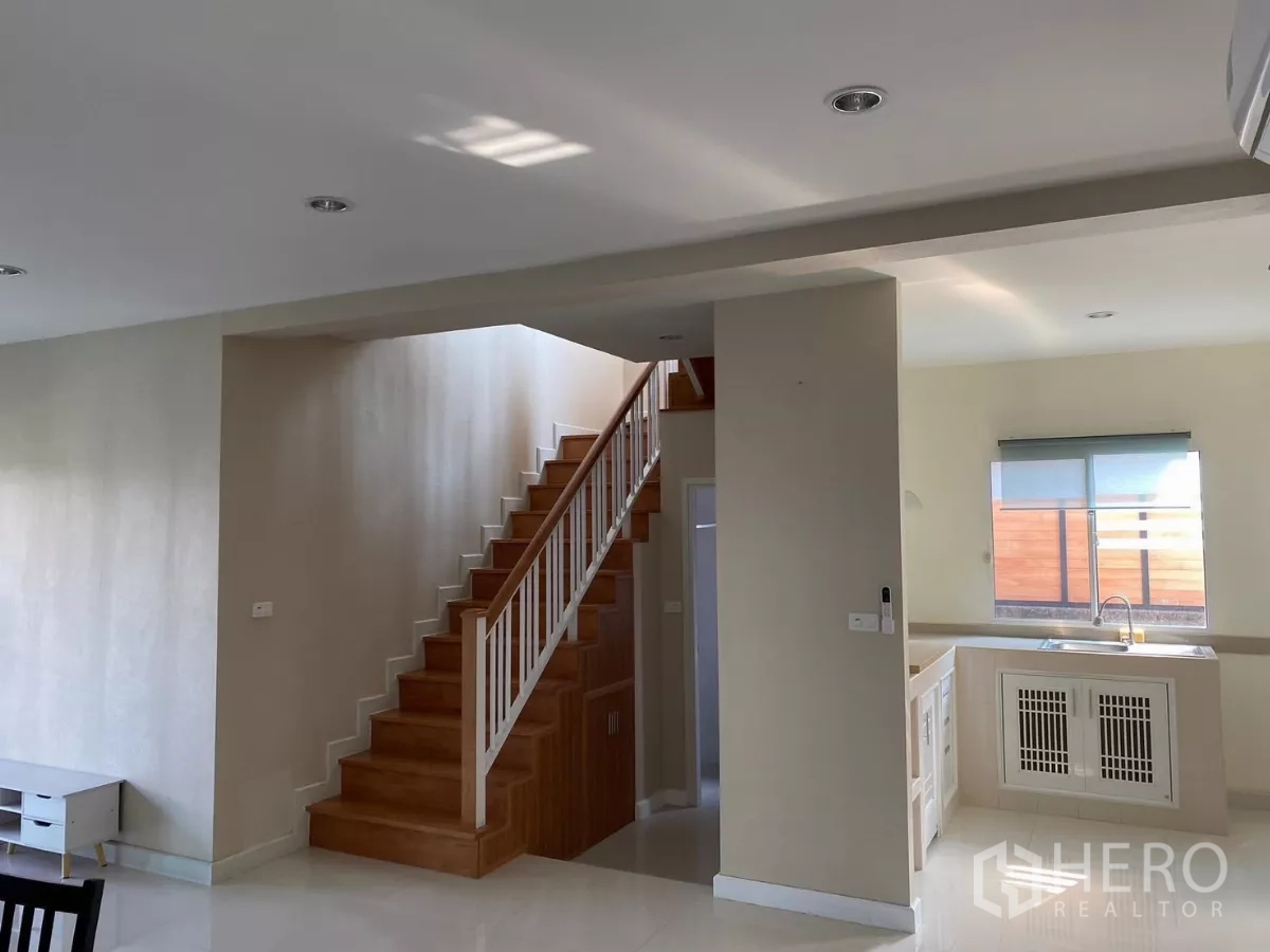 บ้าน ให้เช่าหรือขายในSuan Luang, Bangkok - โถงกลางเชื่อมต่อห้องนั่งเล่น บันได และครัว รับแสงธรรมชาติ