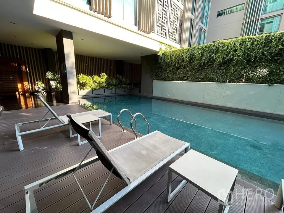 คอนโด ให้เช่าในWatthana, Bangkok - สระว่ายน้ำส่วนกลางของคอนโดพร้อมเตียงอาบแดดและสวนแนวตั้ง