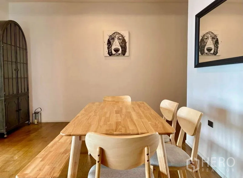 คอนโด ให้เช่าในWatthana, Bangkok - มุมทานข้าวโต๊ะไม้พร้อมเก้าอี้และงานศิลป์บนผนัง