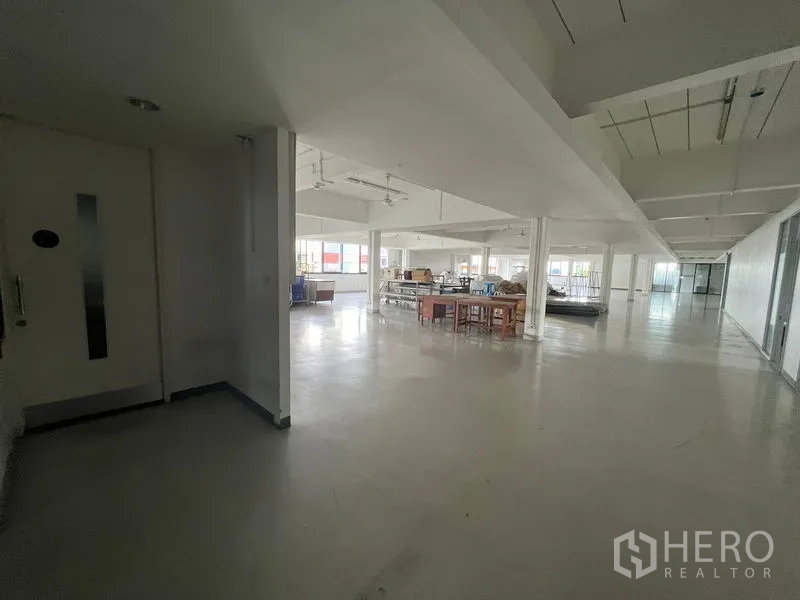 Office Space for rent in Mueang Samut Prakan, Samut Prakan - Corridor view into a large open-plan production or office floor.