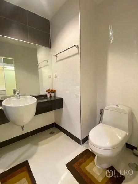 คอนโด for  - ห้องน้ำโทนขาว อ่างกลมลอยตัว โถสุขภัณฑ์ และพื้นที่เคาน์เตอร์