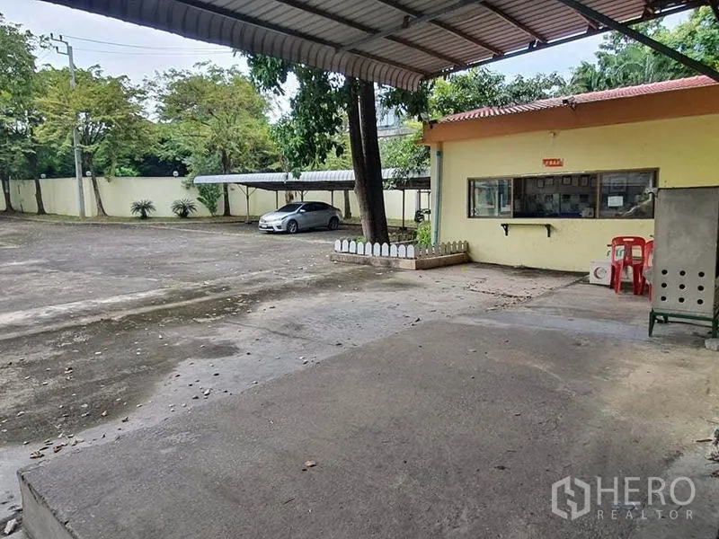工厂 出售在Bang Khun Thian, Bangkok - 门卫室与带顶停车区，院内宽阔场地