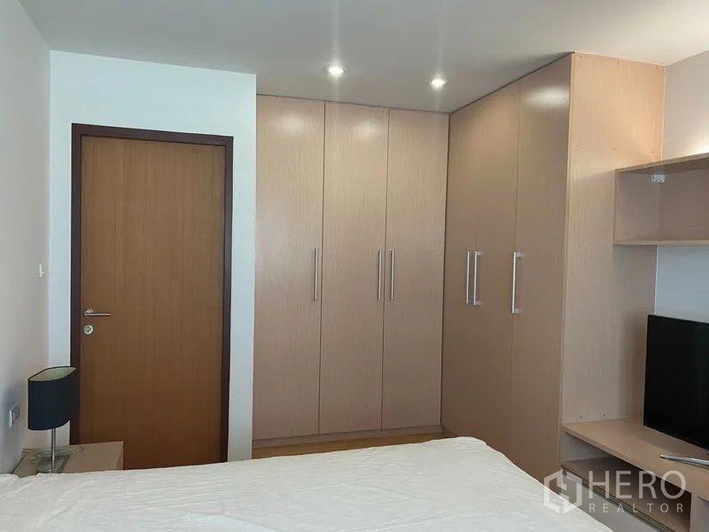 คอนโด ให้เช่าหรือขายในKhlong Toei, Bangkok - มุมห้องนอนพร้อมตู้เสื้อผ้าบิลท์อินเต็มผนังและไฟดาวน์ไลท์