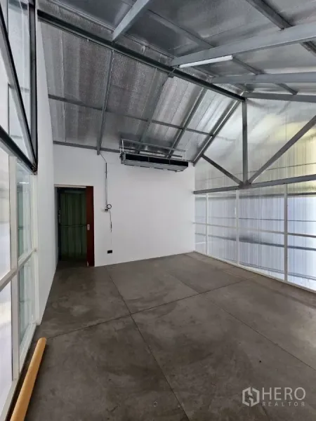 货栈 出租在Chatuchak, Bangkok - 夹层房间，隔热屋顶、白墙与采光板引入自然光。