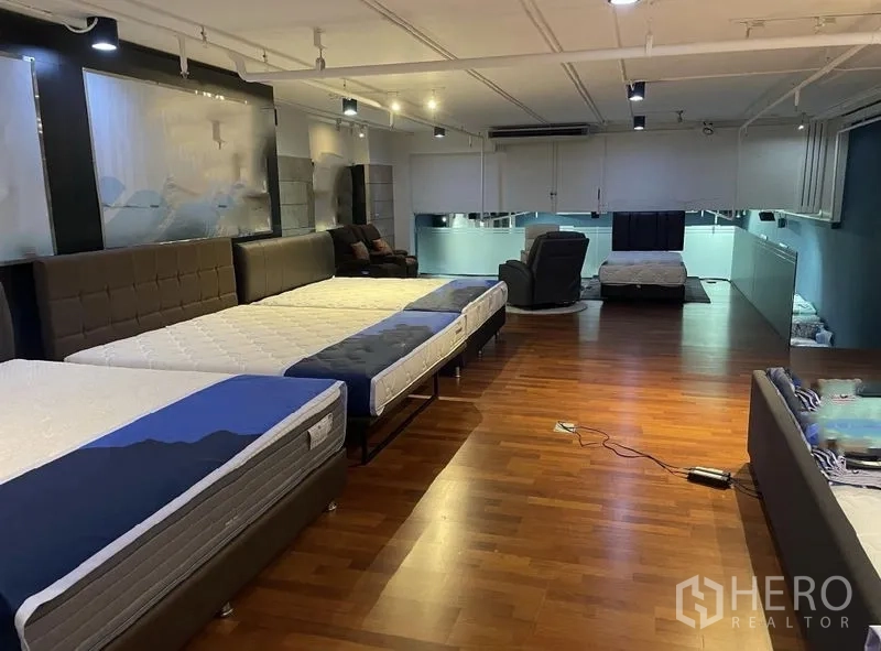 พื้นที่ขายปลีก ให้เช่า - พื้นที่โอเพ่นแพลนแสดงสินค้า พื้นไม้ ไฟราง และชั้นลอยกระจกด้านหลัง