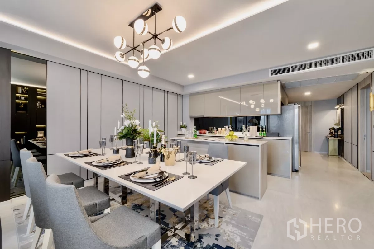 คอนโด ให้เช่าในWatthana, Bangkok - โซนรับประทานอาหารและครัวพร้อมโคมไฟดีไซน์และไอส์แลนด์คู่