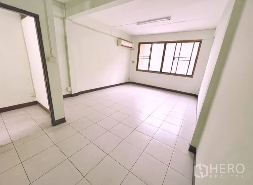 店屋 for rent in Suan Luang, Bangkok - 采光充足的房间，设大窗与壁挂式空调。