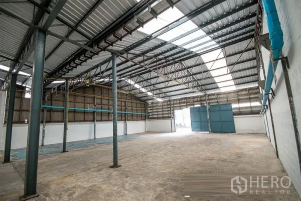 คลังสินค้า ให้เช่า - พื้นที่คลังสินค้ากว้าง โครงหลังคาเหล็ก พร้อมช่องแสงธรรมชาติ
