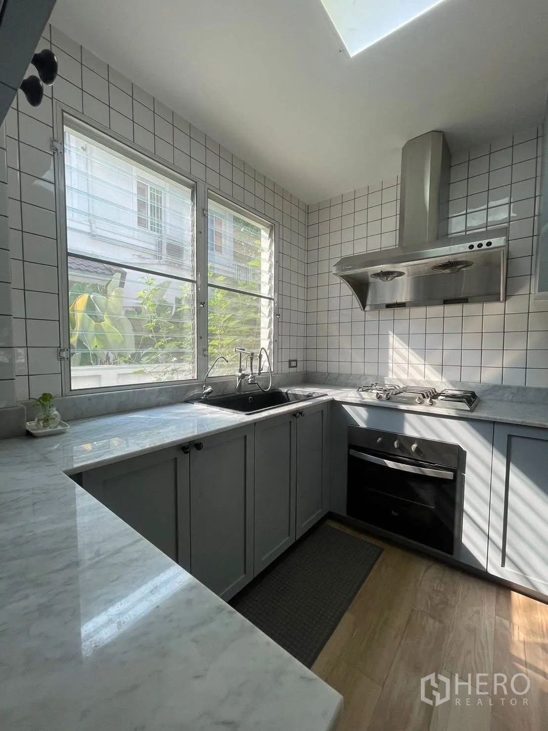 独栋房屋 for rent in Prawet, Bangkok - 独立L形厨房，大理石台面、燃气灶与抽油烟机。