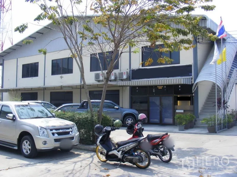 คลังสินค้า ให้เช่าในSaphan Sung, Bangkok - โกดังสองชั้นพร้อมออฟฟิศด้านหน้า ที่จอดรถ และต้นไม้ร่มรื่น ในเขตสะพานสูง กรุงเทพฯ